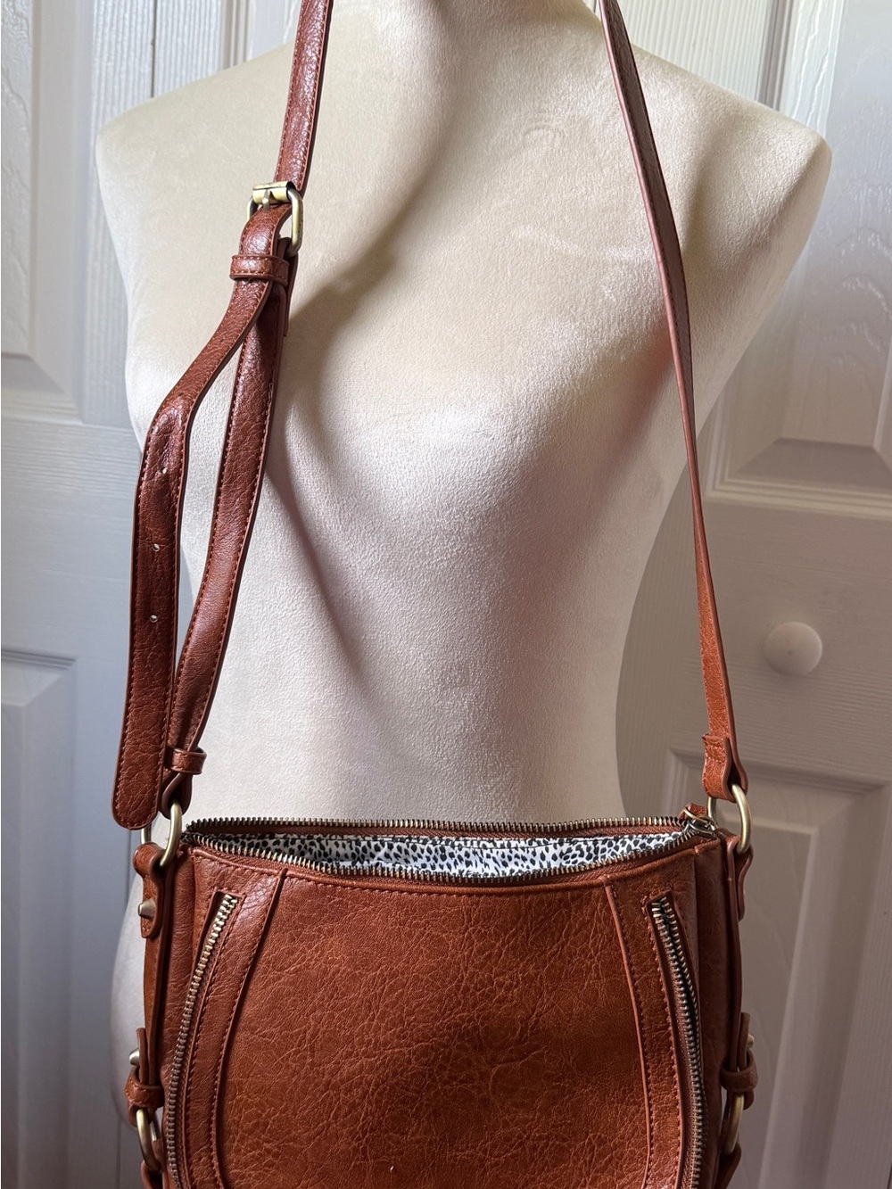 Classic Leather Crossbody Bag in Cognac Brown - Unbranded